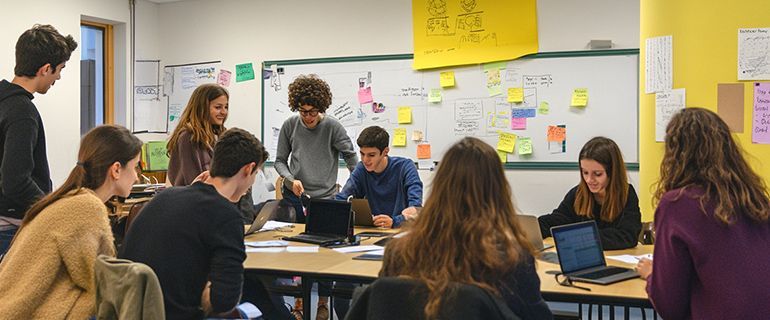 
Jóvenes presentando ideas de negocio ante sus compañeros
