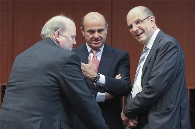 El autor critica que demos por buenas muchas ideas que nos 'venden' sobre la economía y los rescates.El autor critica que demos por buenas muchas ideas que nos 'venden' sobre la economía y los rescates.